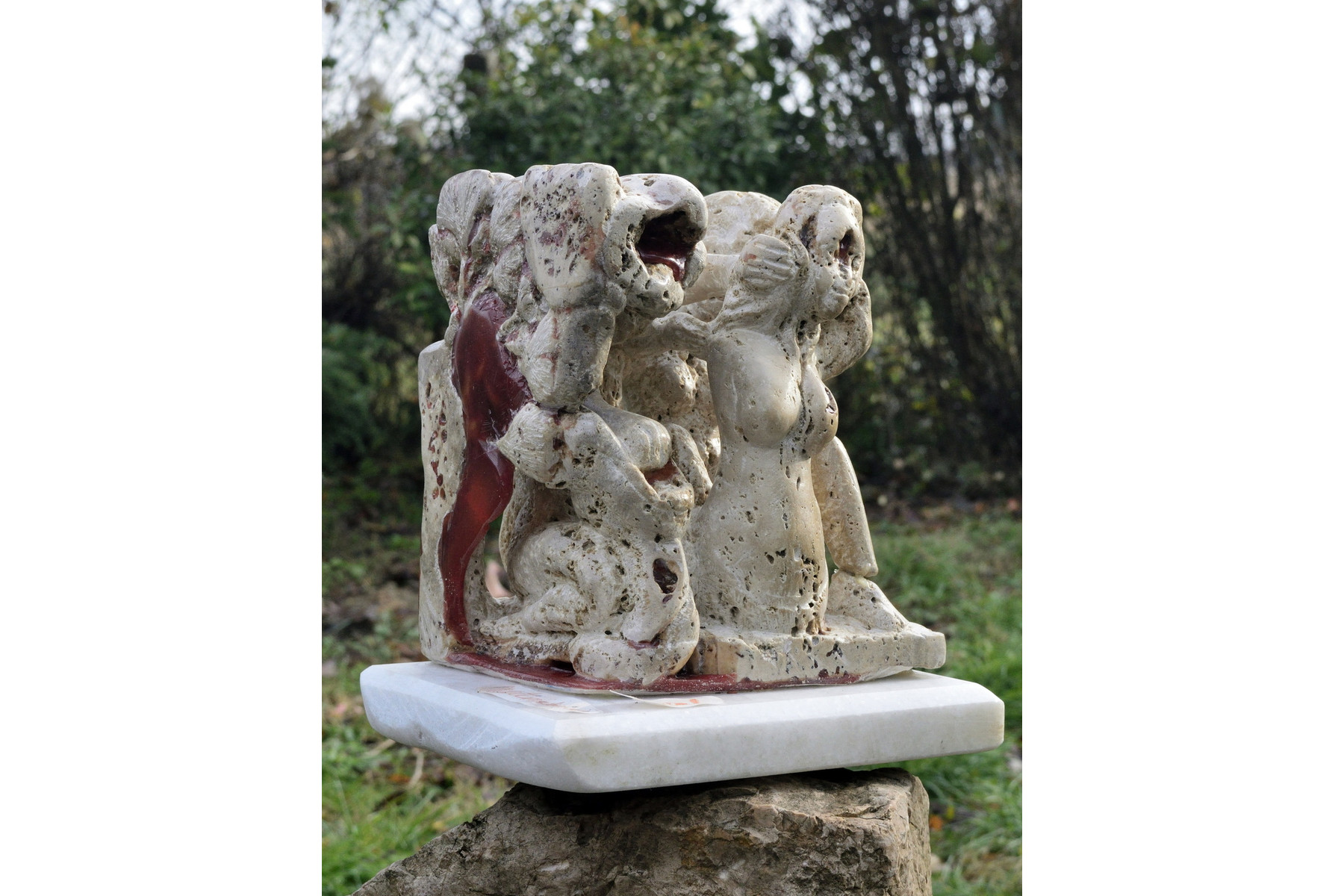 Image of Anyag – Antianyag küzdelem / Material-Antimaterial fight (travertino kőszobor)