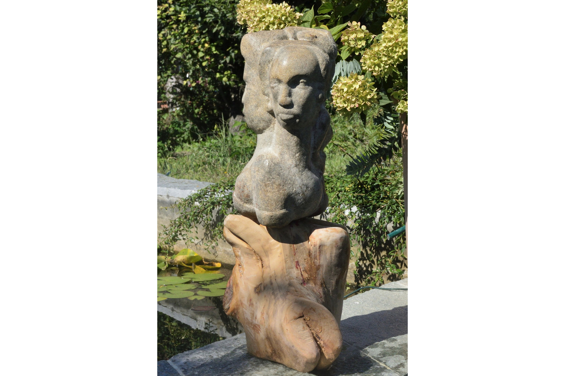 Image of Kvarkok hármasának szobra / Quarks Threesome sculpture (homokkő kőszobor)